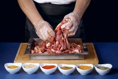 僅100個位，月均營收卻超百萬的中式現(xiàn)拌烤肉店是如何設計出來的？